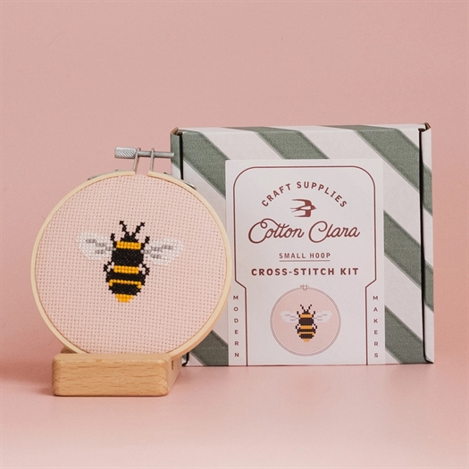 BEGINNER BUMBLE BEE CROSS STITCH KIT fra Cotton Clara